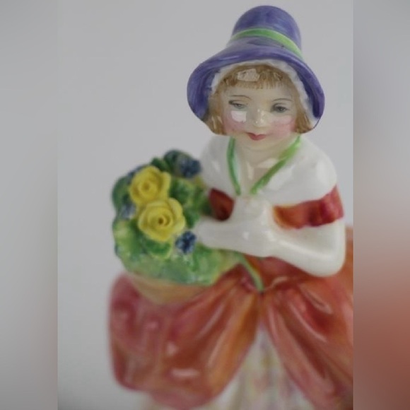 1937 Royal Doulton “Cissie” Figurine. HN1809. Made in England. - Picture 2 of 4